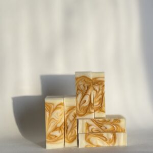Vegansk hantverkstvål med swirl i ren minimalistisk miljö med skuggor