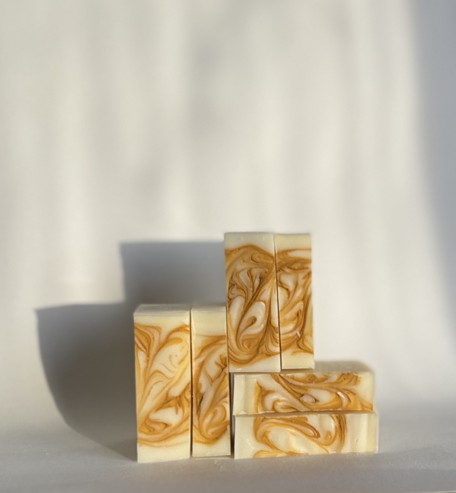 Vegansk hantverkstvål med swirl i ren minimalistisk miljö med skuggor